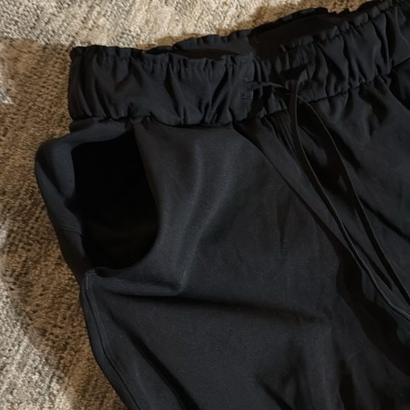 Lululemon women’s size 6 Black Jogger Pants - elastic waist - great condition - Picture 2 of 5